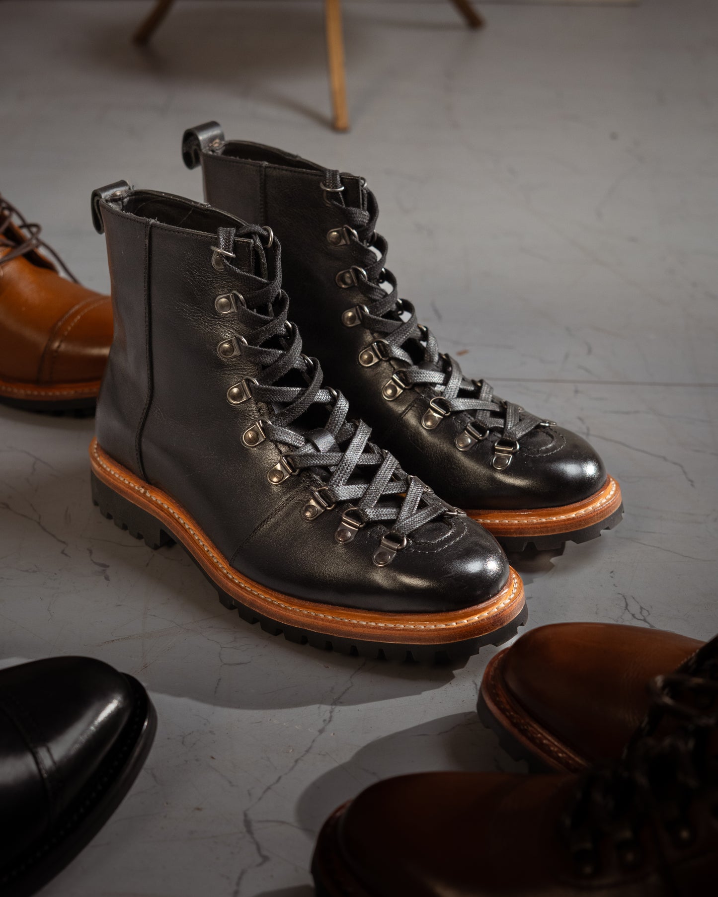 NINE EYELETS ANKLE  LEATHER BOOT