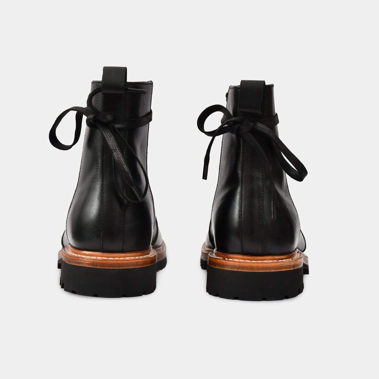 NINE EYELETS ANKLE  LEATHER BOOT