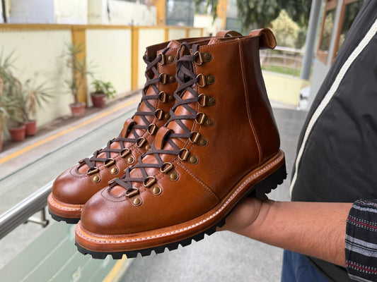 NINE EYELETS ANKLE BOOTS